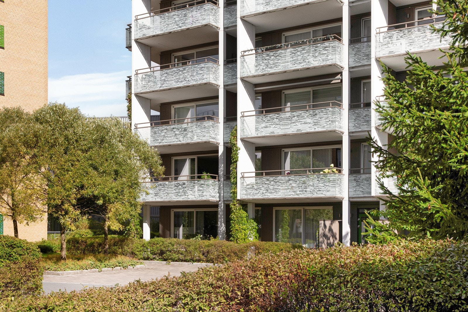 Leiligheten ligger skjermet og tilbaketrukket i byggets 2. etasje som endeleilighet med flott utsikt over sameiets fellesarealer. Galleribilde