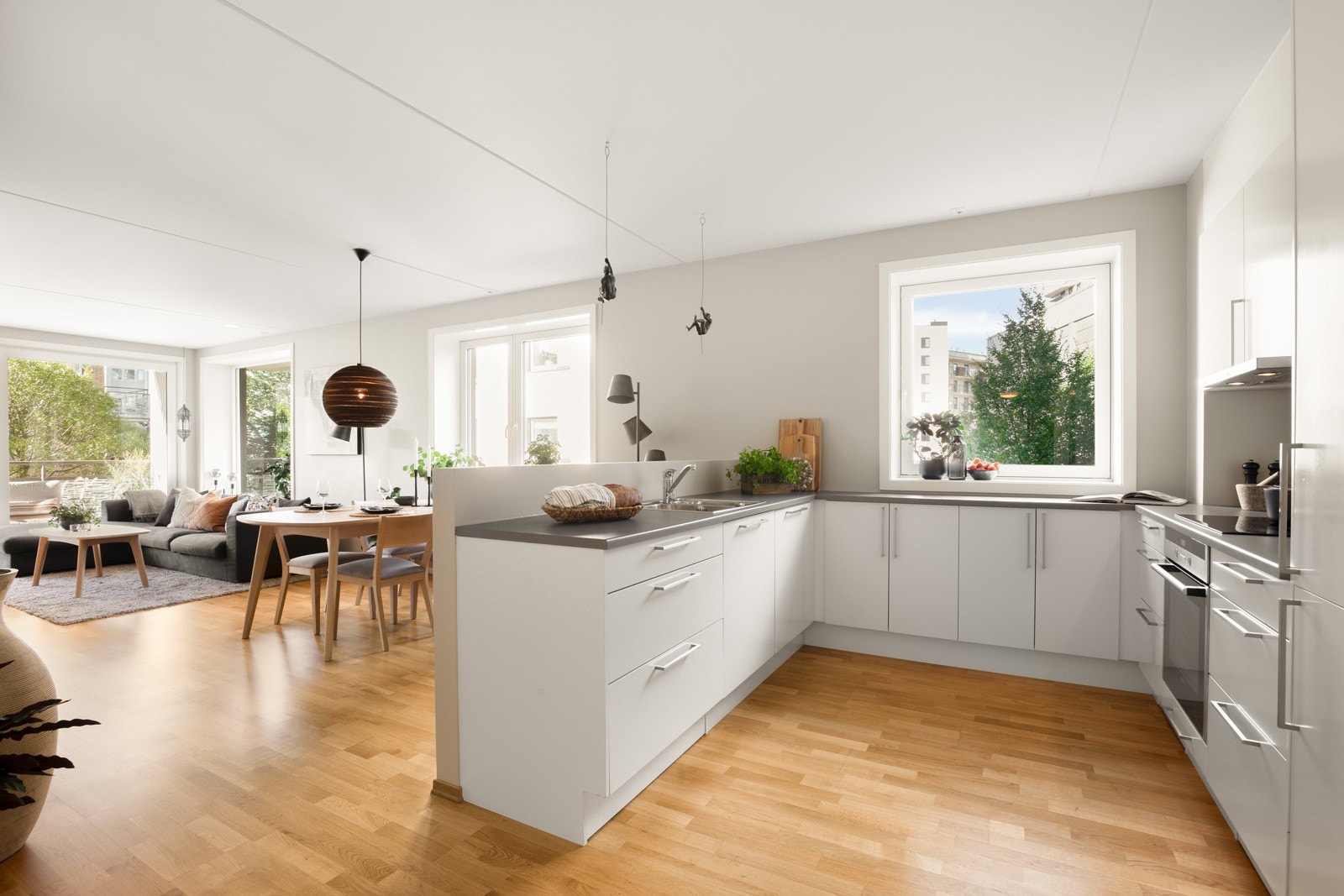 Leiligheten har en stor og åpen kjøkkenløsning mot stuen med stilren kjøkkeninnredning levert av kvalitetsleverandøren Sigdal. Galleribilde