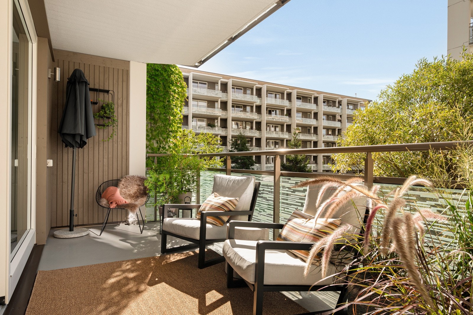 Leiligheten ligger i byggets 2. etasje med moderne fasiliteter som trappefri adkomst via heis og sydvestvendt hjørnebalkong på hele 15 m² med gode solforhold. Galleribilde