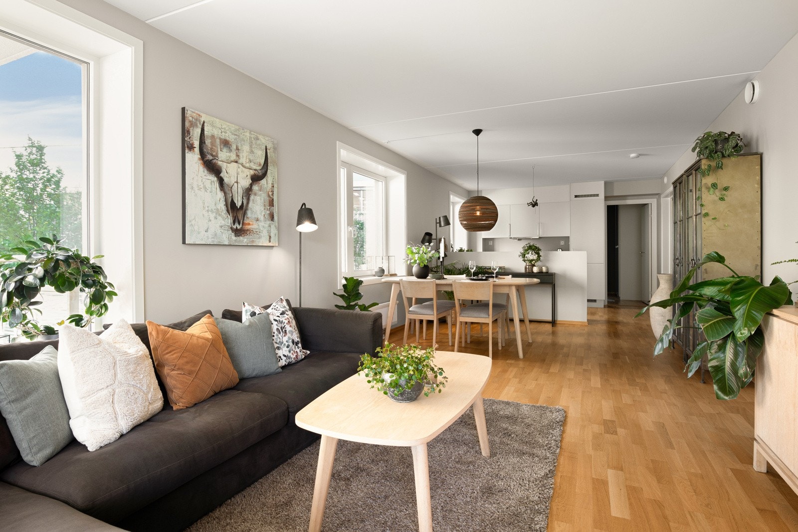 Dette er et fantastisk oppholdsrom med flere naturlige møbleringssoner. Galleribilde
