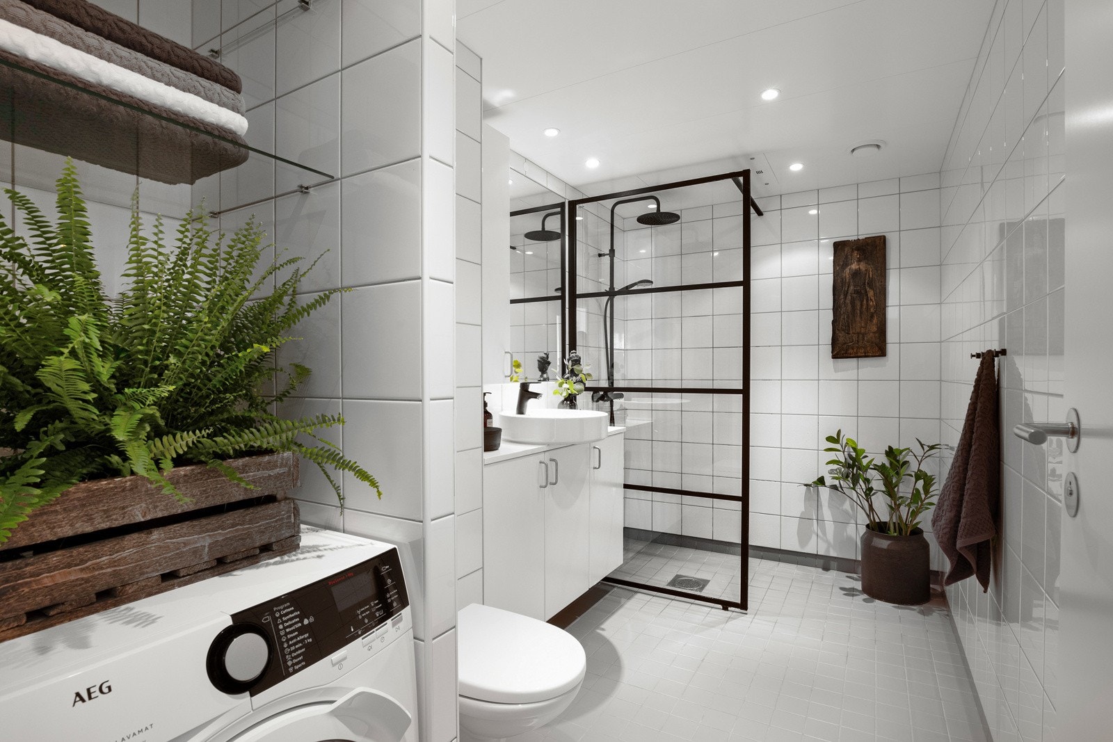 Innbydende flislagt baderom fra 2013 med gulvvarme, tidløse flisvalg, integrerte downlights i himling, samt opplegg for vaskemaskin og tørketrommel. Galleribilde