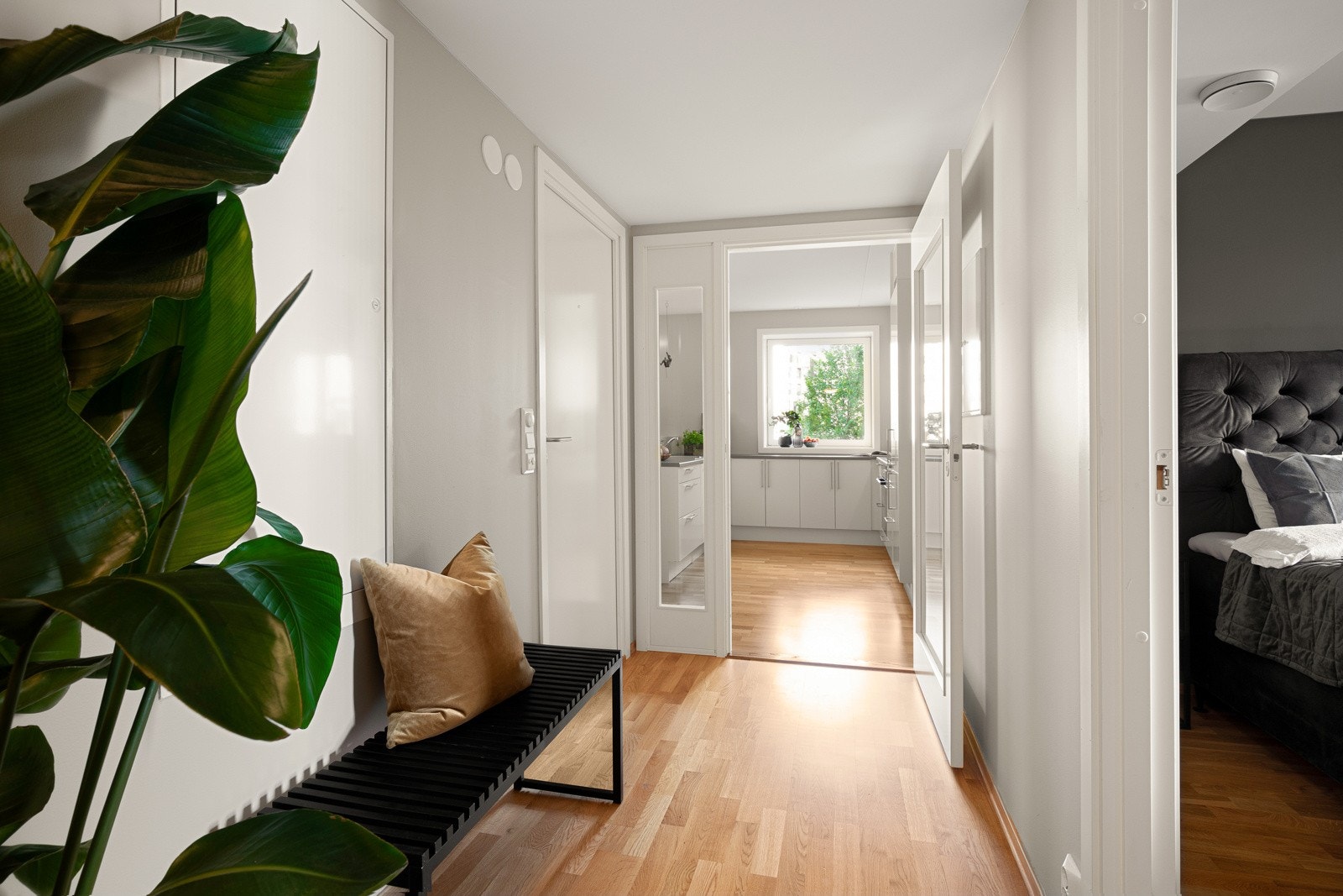 Praktisk entré/gang med god plass til oppheng av yttertøy og plassering av sko. Galleribilde