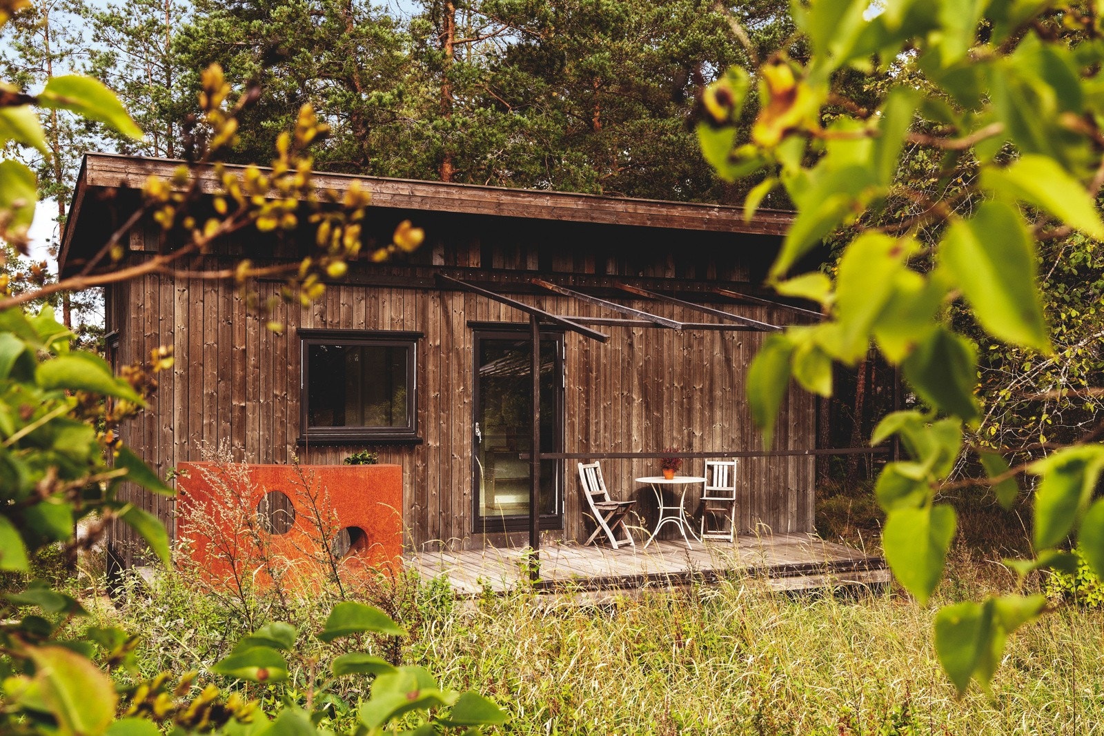 Gammel arbeidsbrakke som er omgjort til bod som inneholder sov/stue. Galleribilde