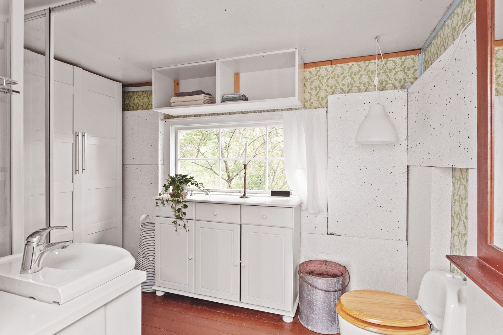 Annekset i tilknytning til boligen blir brukt som baderom, med dusjkabinett og "snurredo". Galleribilde