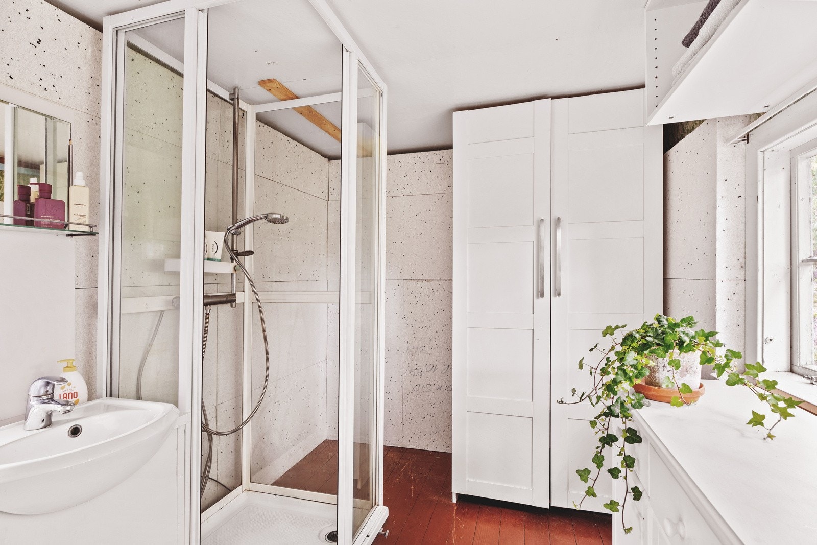 Godt med oppbevaringplass for baderomsutstyr Galleribilde