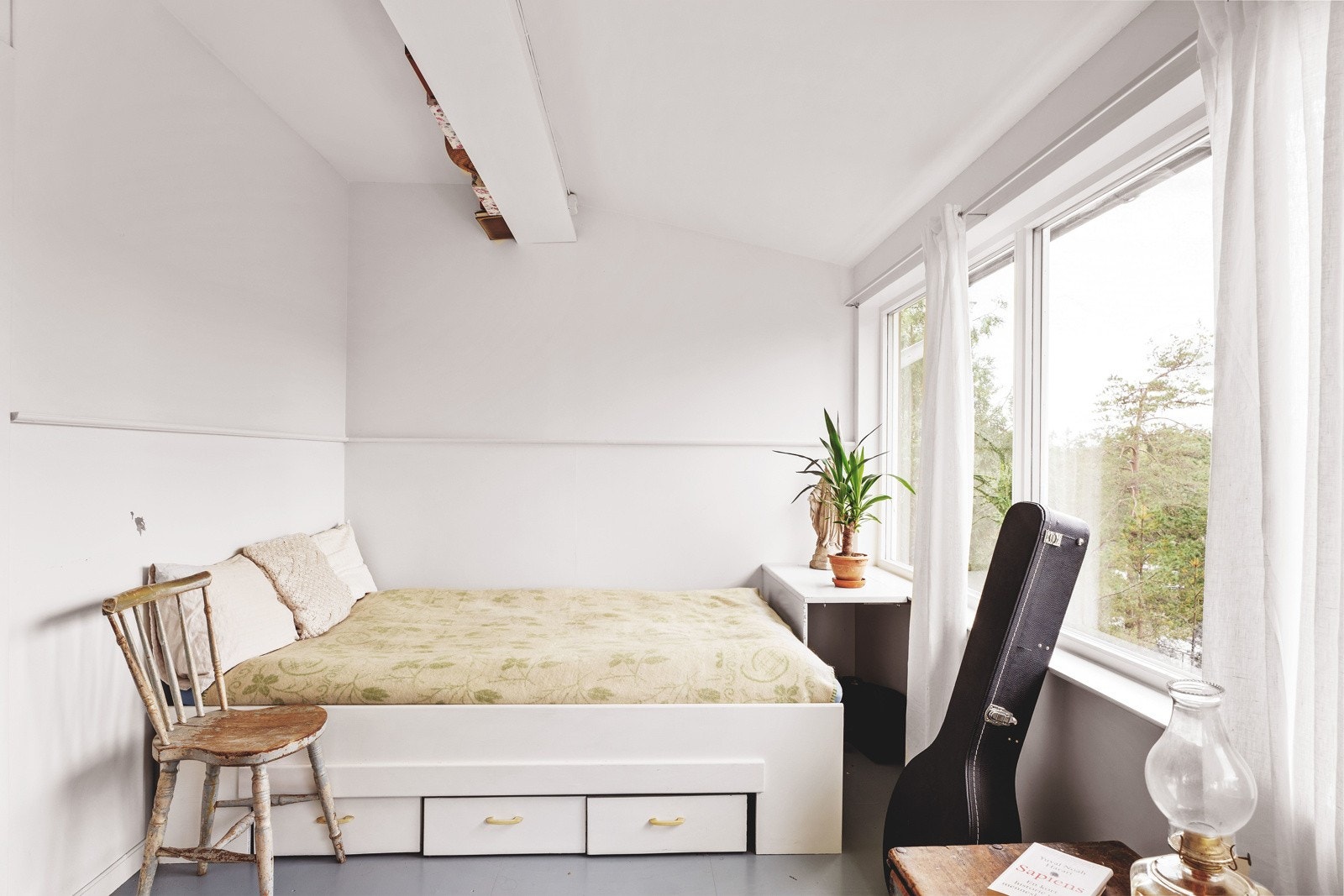 Det er 2 koselige soverom i boligen. Begge med plass til dobbeltseng, nattbord og annet møblement man har behov for. Galleribilde