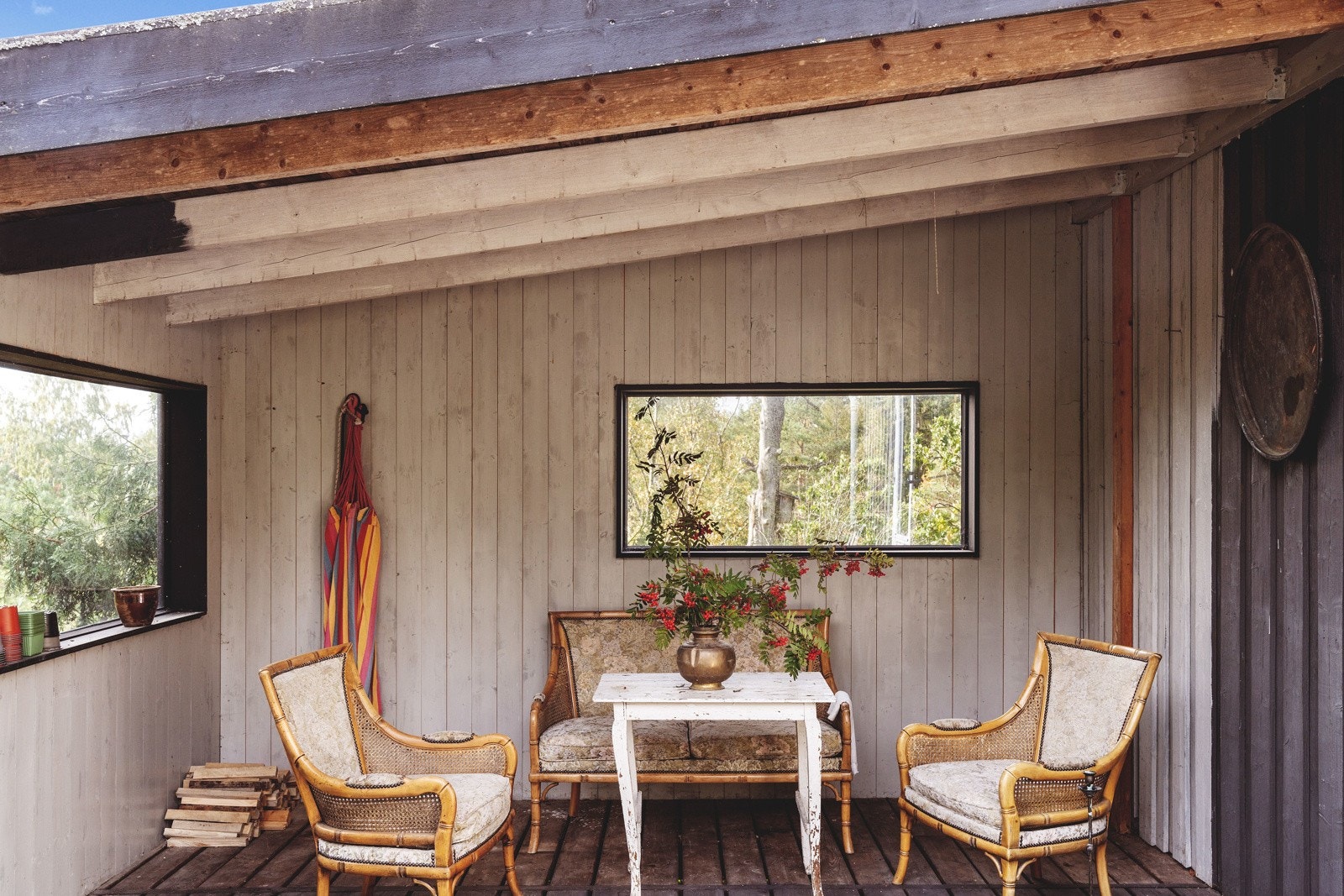 Fra stuen er det utgang til overbygget terrasse hvor man kan nyte fine dager og kvelder Galleribilde