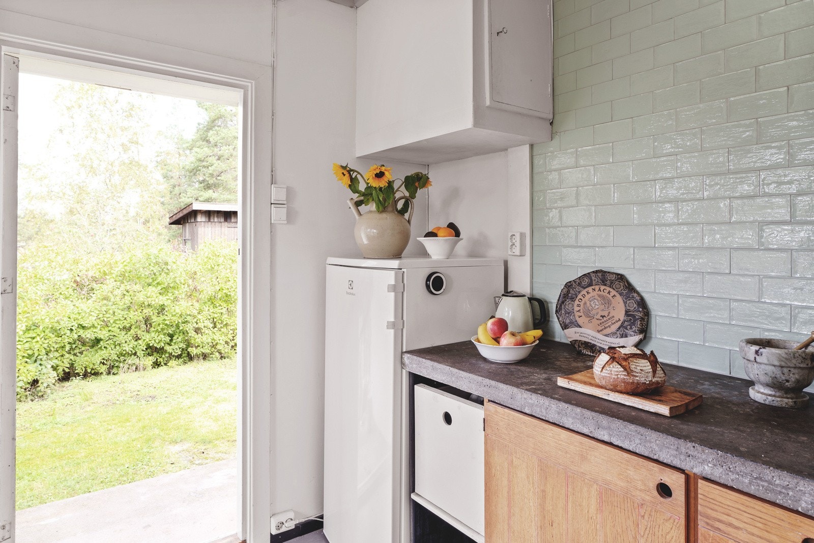 Fra kjøkkenet er det direkte utgang til den flotte tomten Galleribilde