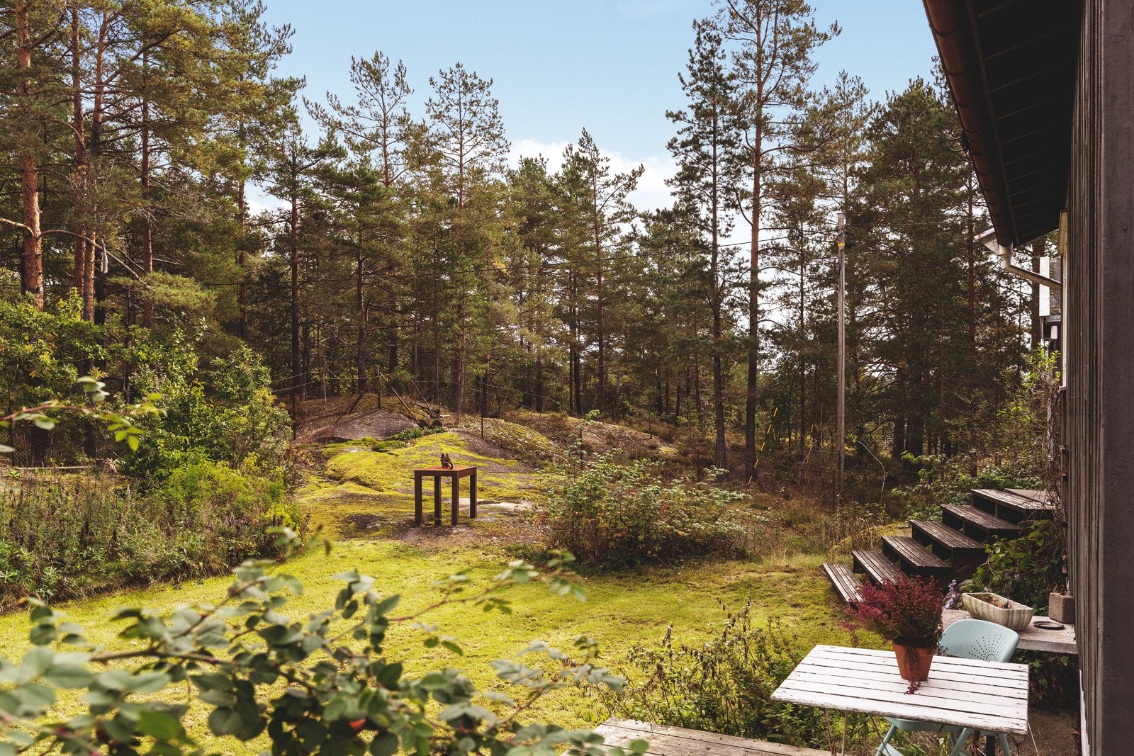 Stor hage med plener, naturtomt og meget gode solforhold som kan nytes fra terrasse og utemiljø. Galleribilde