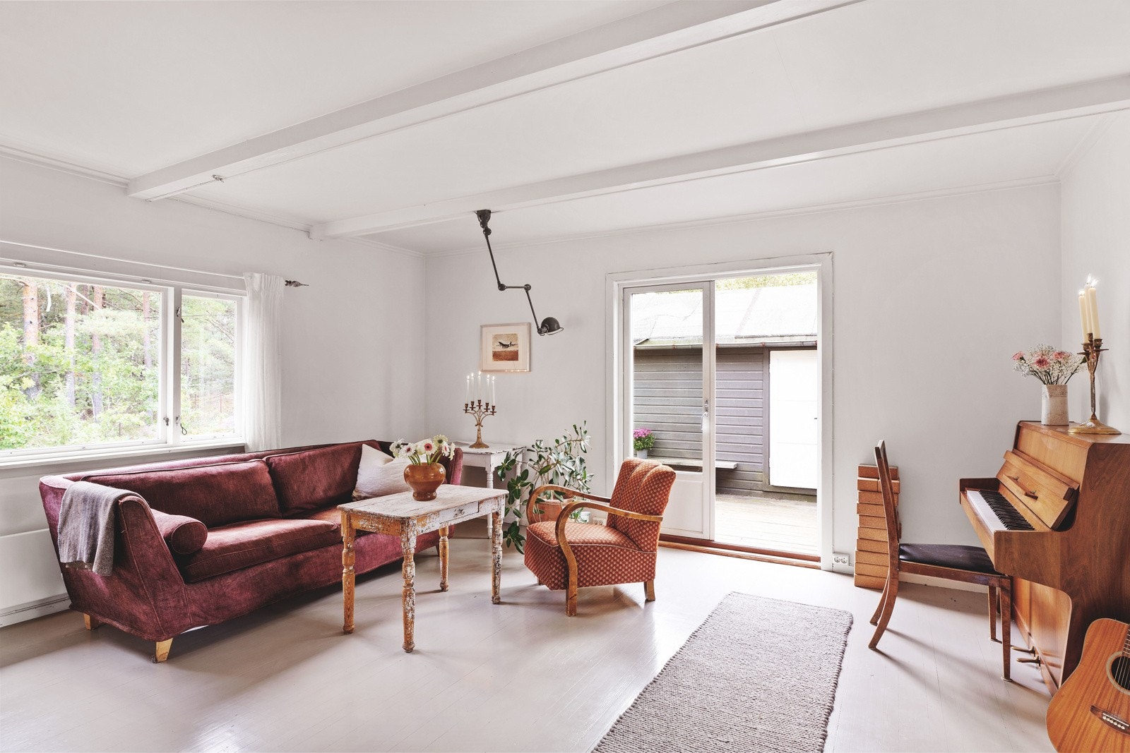 Store vinduer slipper inn mye naturlig lys og skaper en god atmosfære. Galleribilde