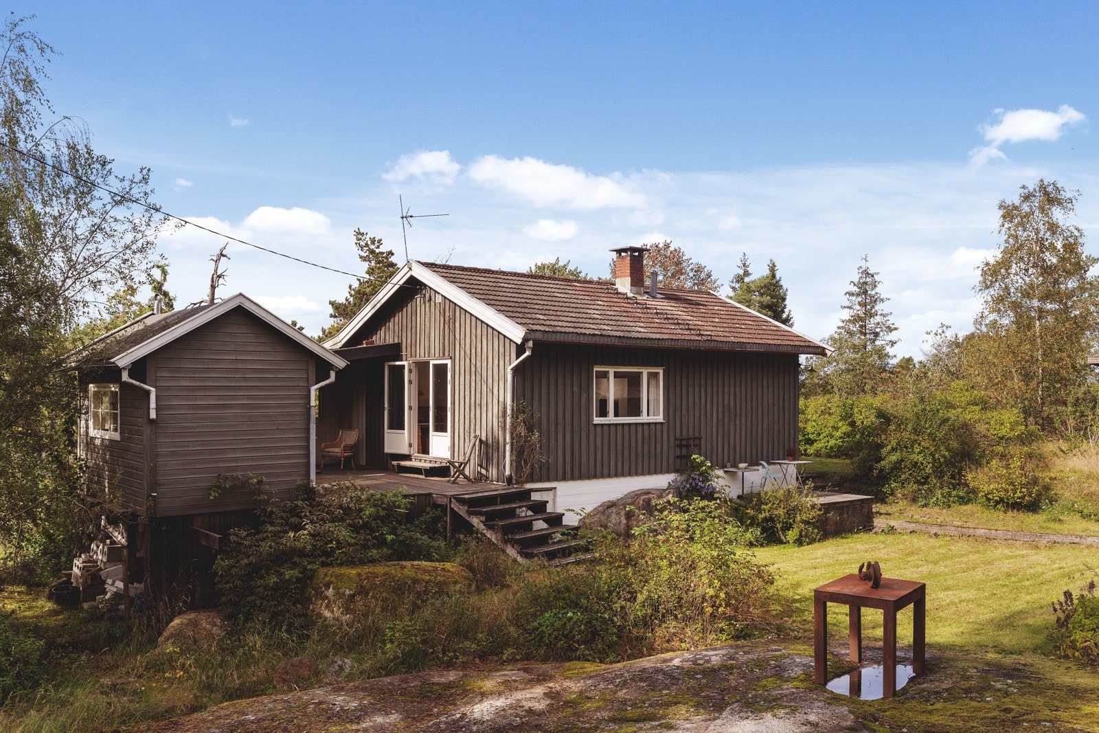 Tomten er flat og skrånende, pent opparbeidet med plen og eget område for biloppstilling. Galleribilde