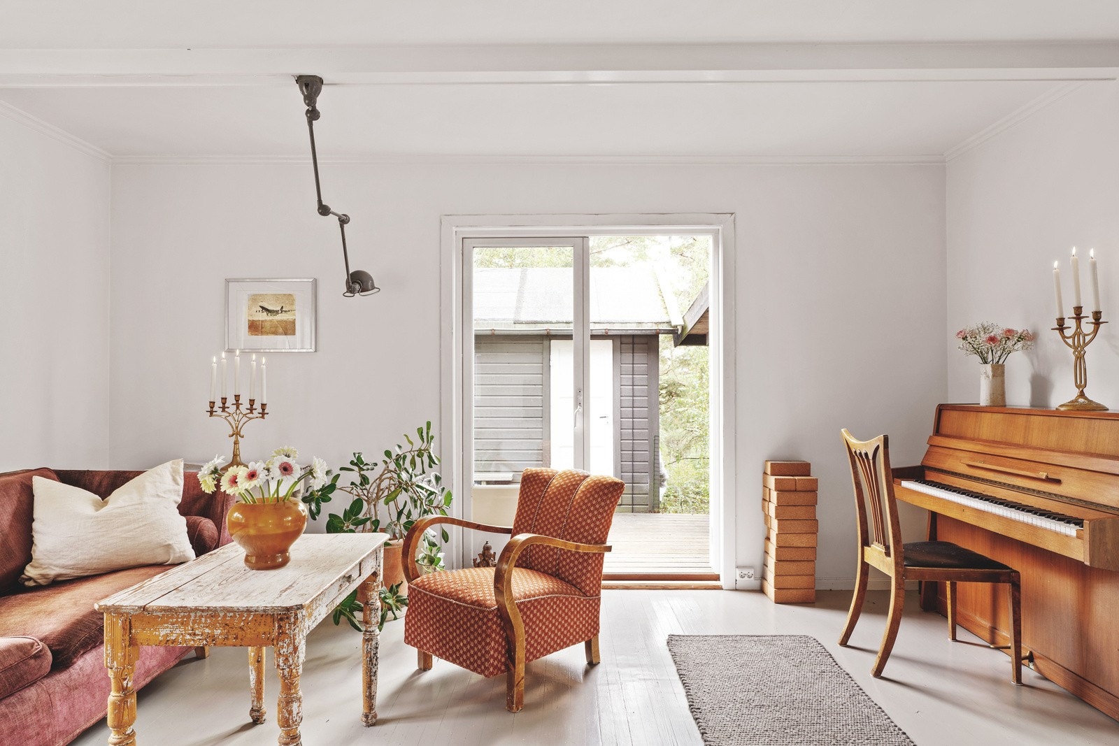 Stuen er et funksjonelt og fleksibelt rom med god plass til både sofa og spisebord. Galleribilde