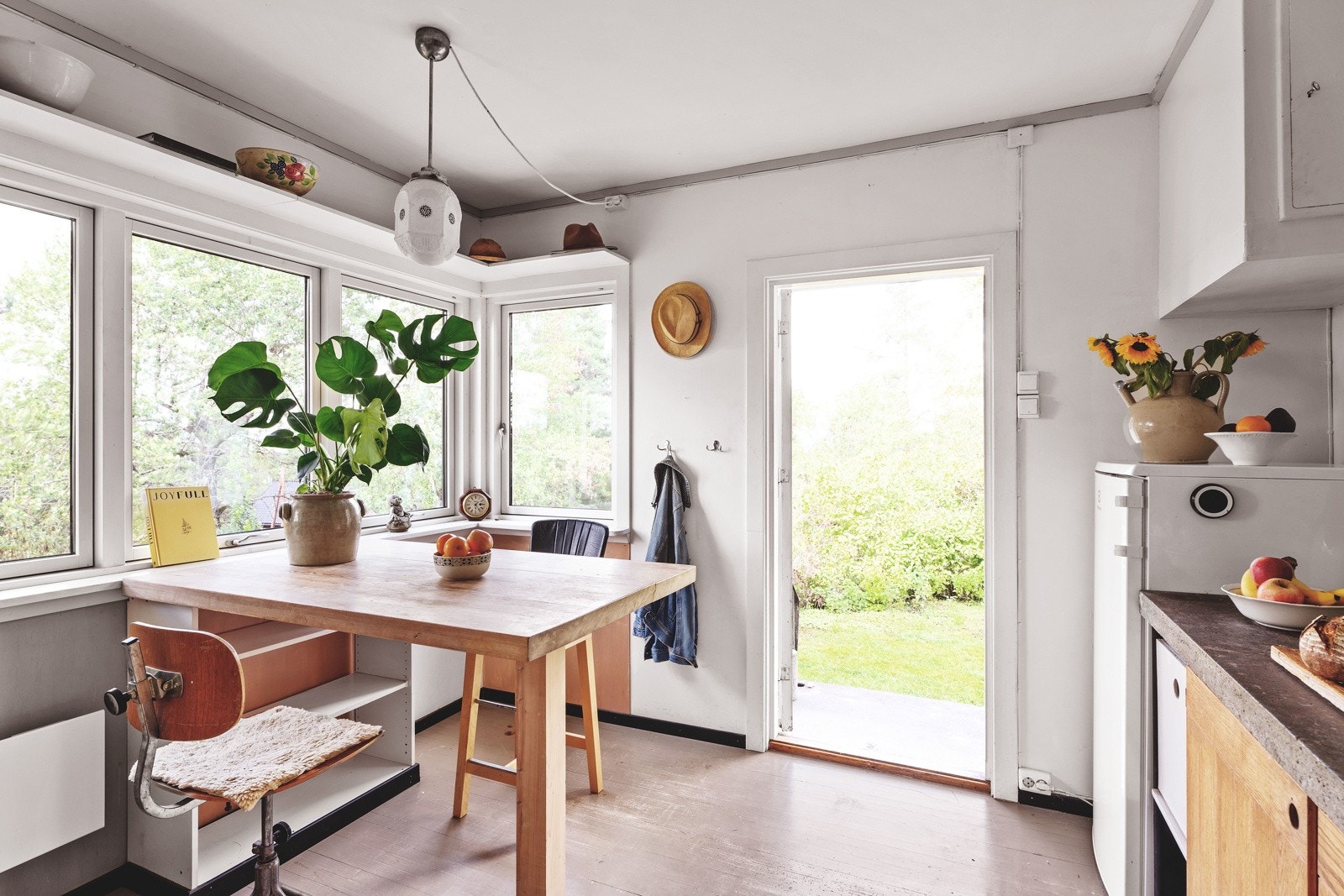 Kjøkkenet er praktisk utformet med kjøkkeninnredning som har glatte fronter og en solid støpt betong benkeplate. Galleribilde