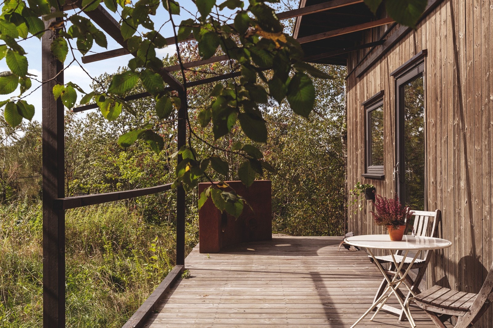 Nyt din kaffe på platting på 6 m2 utenfor arbeidsbrakken/bod Galleribilde