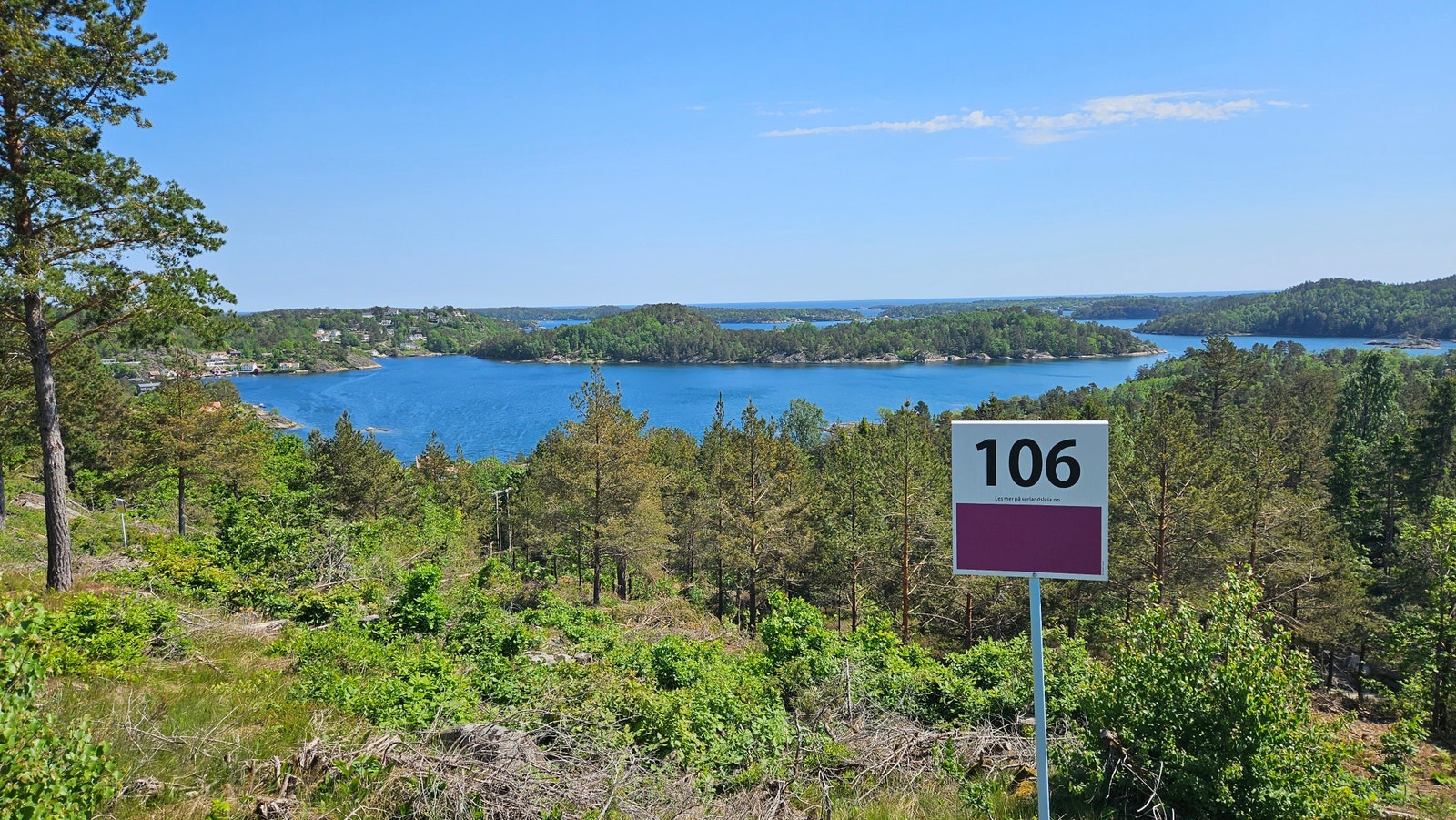Tomtene på Sørlandsleia er inndelt i priskategorier representert ved hver sin farge. For å se hva hyttene koster på hver fargekategori, se prospekt eller hjemmeside. Galleribilde