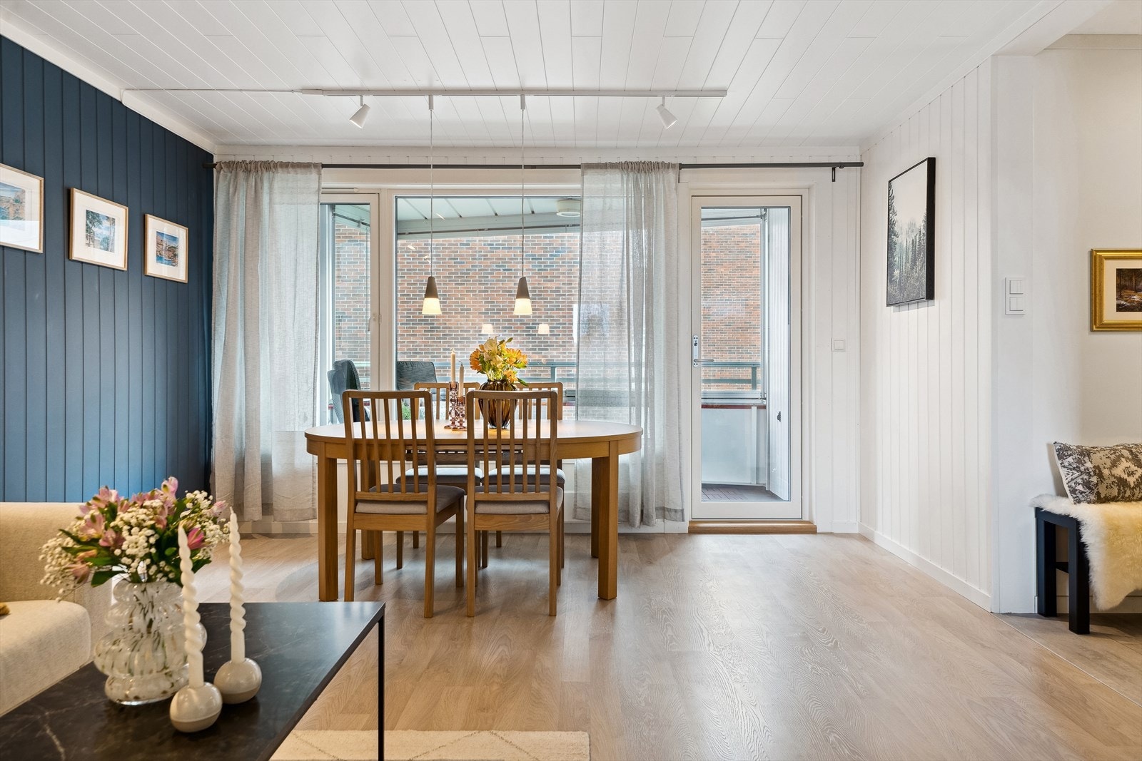 Kjøkkenet og stuen ligger i åpen løsning, avdelt med en halvvegg, og en spisestue kan naturlig plasseres i enden av stuen. Galleribilde