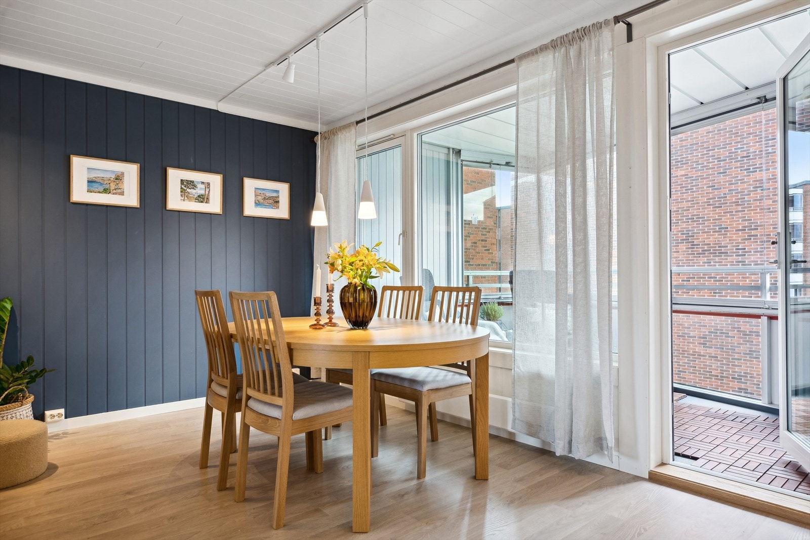 Store deler av året fungerer balkongen som en forlengelse av stuen. Galleribilde