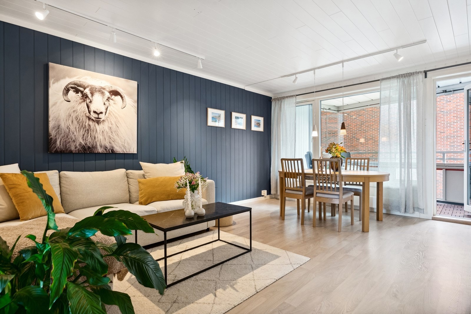 Velkommen til en flott 2-roms leilighet i andre etasje med gjennomgående planløsning og moderne fargevalg. Galleribilde