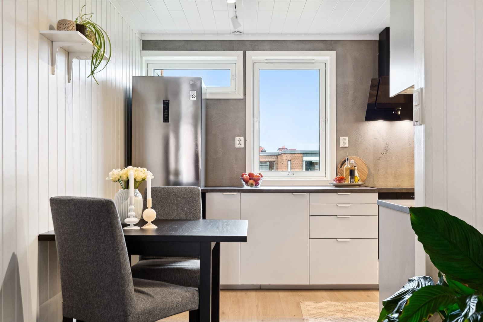 Kjøkkenet er romslig og det er mulig å etablere en liten sittegruppe for hyggelige måltider. Galleribilde