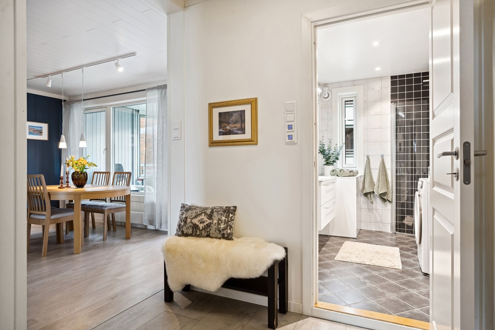 Entréen er romslig og har god plass til praktiske møbler. Galleribilde