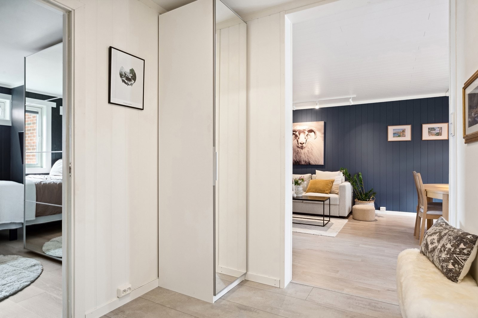 Yttertøy og sko kan ryddes unna i et garderobeskap med speilfront. Galleribilde