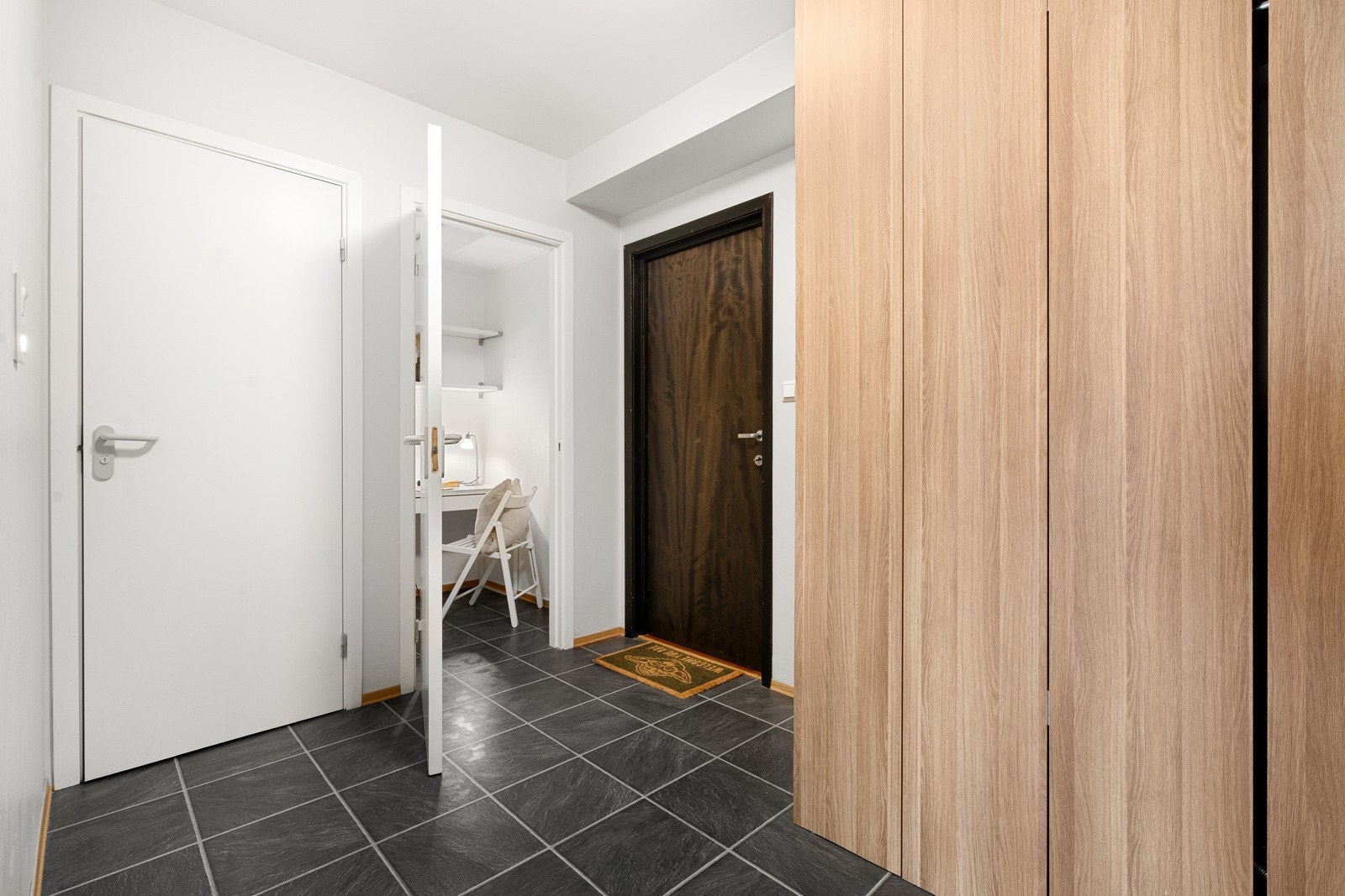 Flislagt entré med god gardeobeplass. Galleribilde