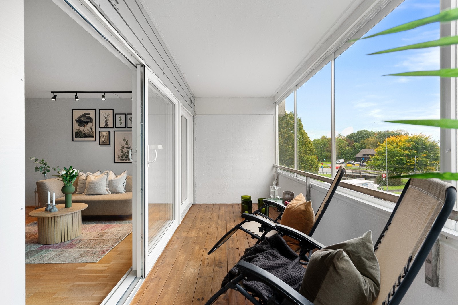 Balkongen blir som en forlengelse av stuen på fine sommerdager. Galleribilde