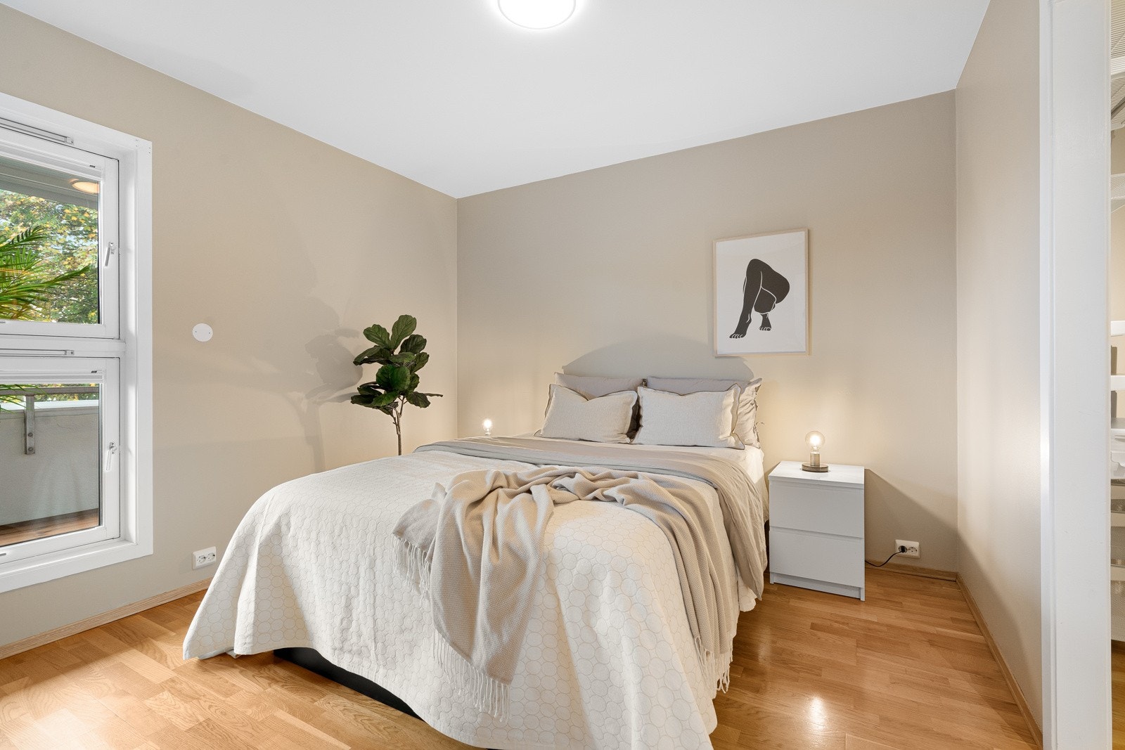 Romslig soverom med direkte adkomst til både walk-in-closet og eget bad. Galleribilde