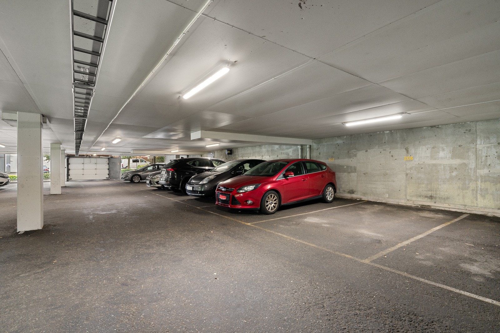 Leilgheten disponerer fast parkeringsplass i felles garasjeanlegg. Galleribilde