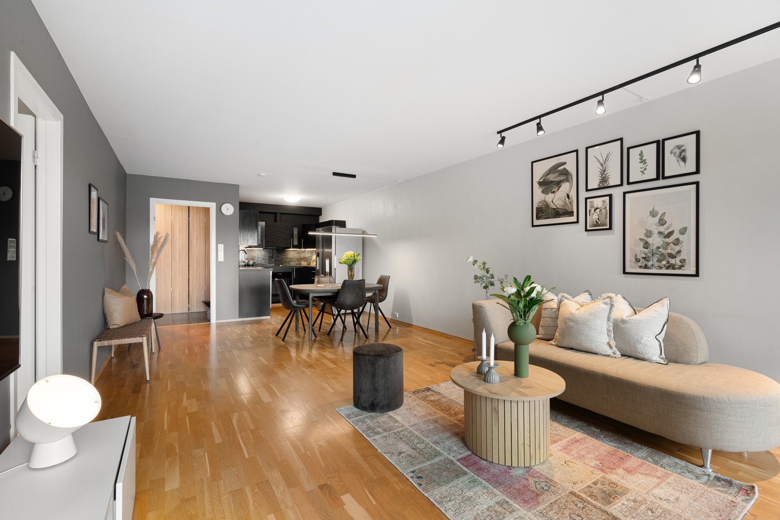 Hele leiligheten er malt i fine farger som harmonerer fint med hverandre. Galleribilde