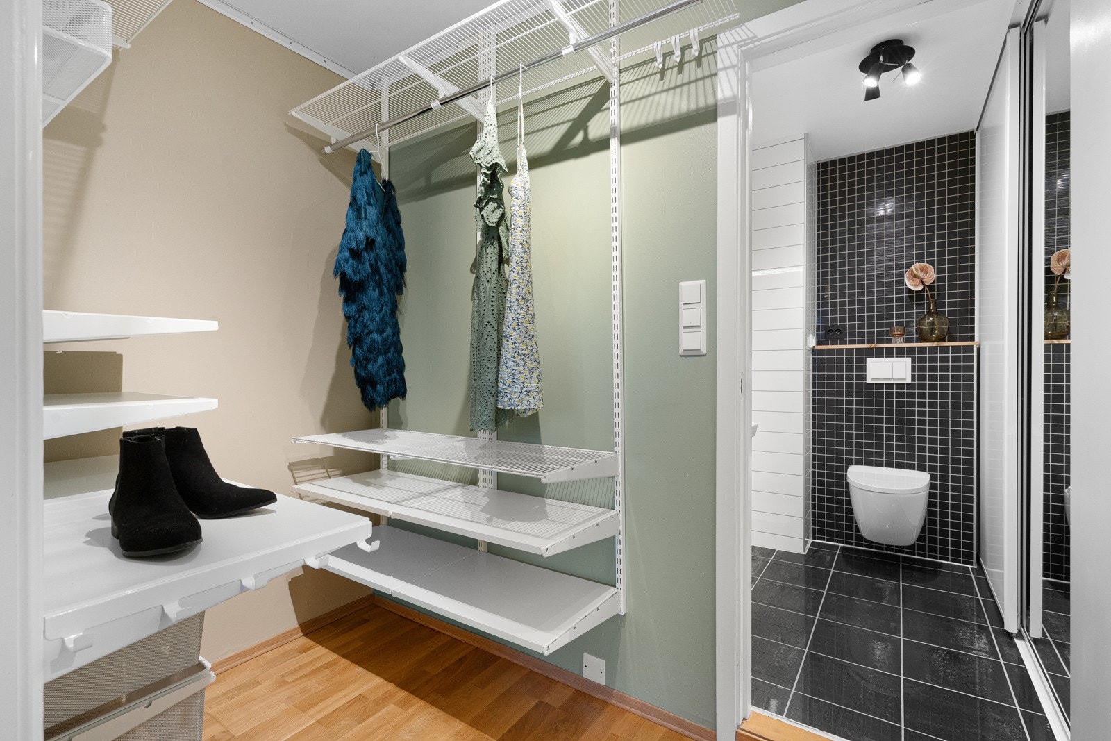 Walk-in-closet. Galleribilde