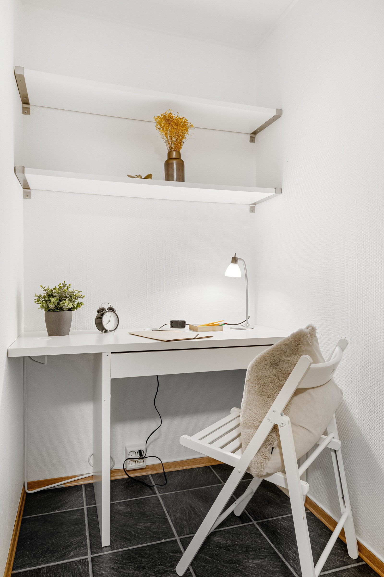 Boden er innredet som et kontor. Galleribilde