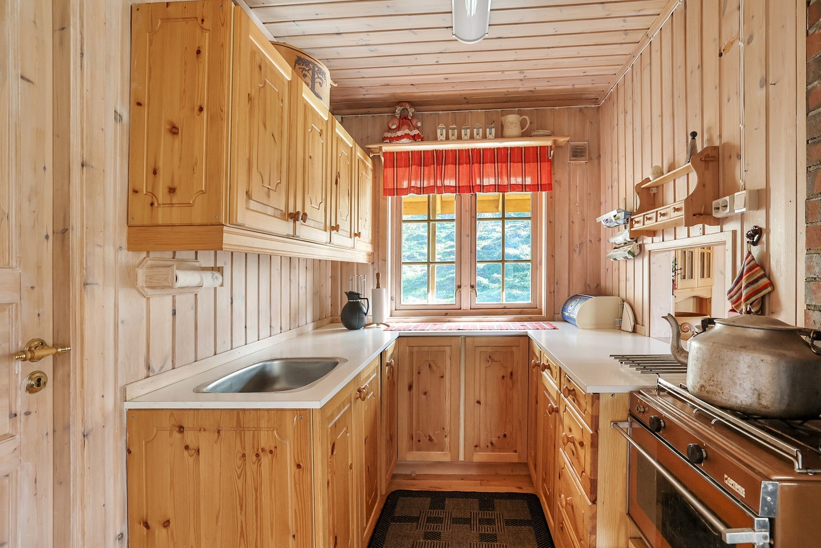 Kjøkken med profilerte tre fronter og benkeplate. Galleribilde