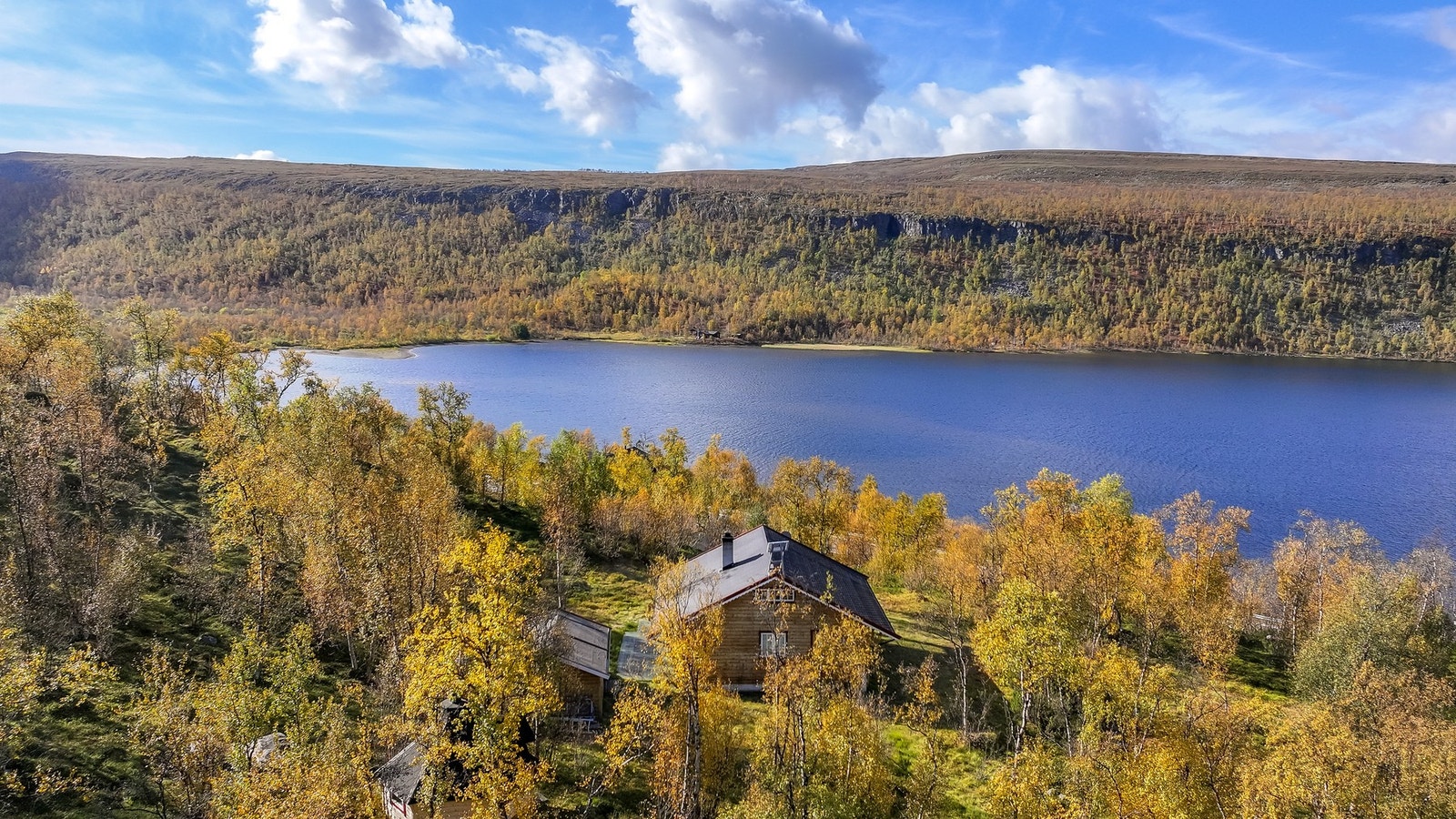 Dagligvarebutikken Nærbutikken Maze ligger omtrent 23 minutters kjøretur unna. Galleribilde