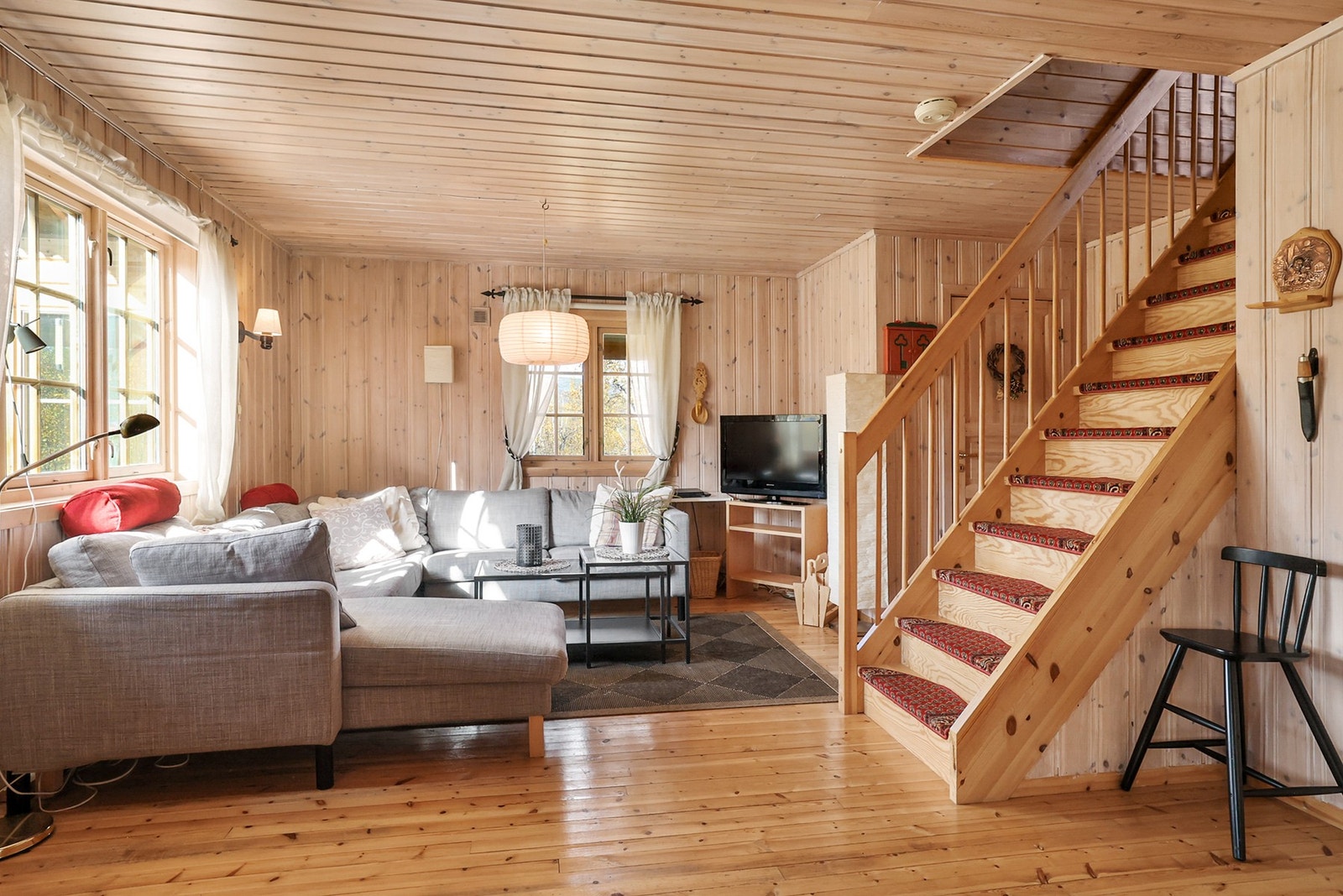 Det er også plass til en sofa gruppe med tilhørende bord og TV. Galleribilde