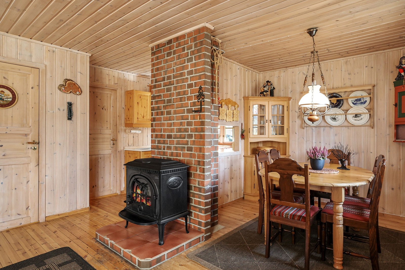 Det er plass til en spisegruppe med tilhørende stoler. Galleribilde