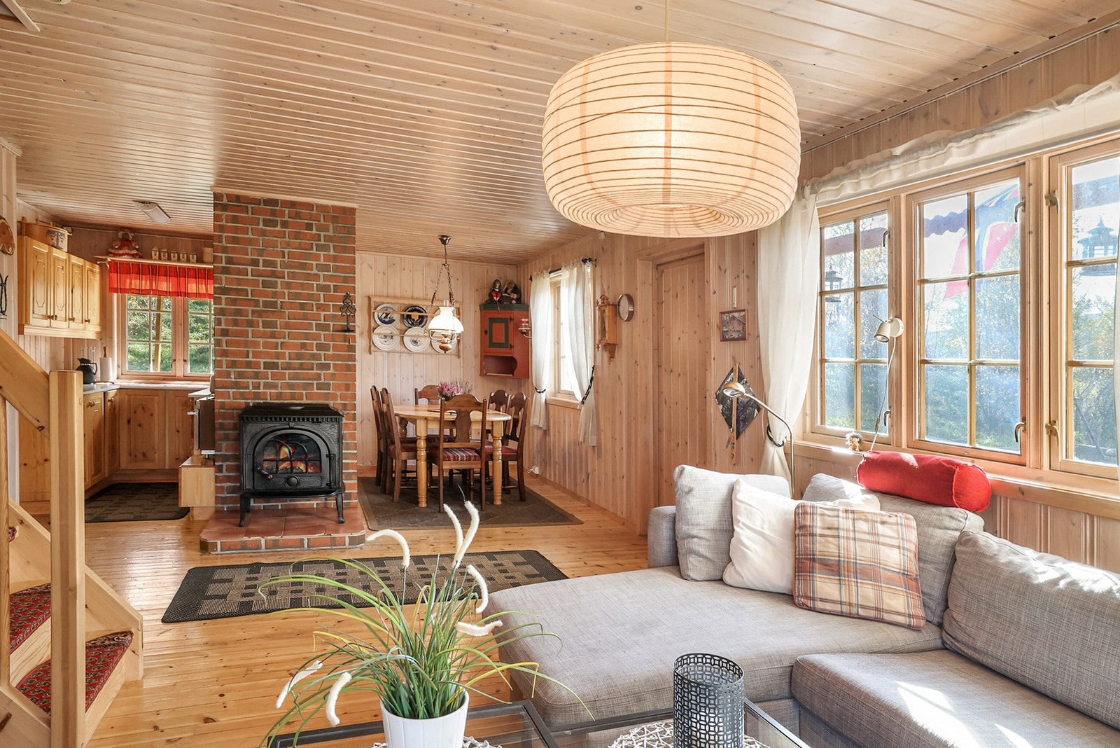 Stuen er lys med store vindusflater som slipper inn rikelig med dagslys. Galleribilde