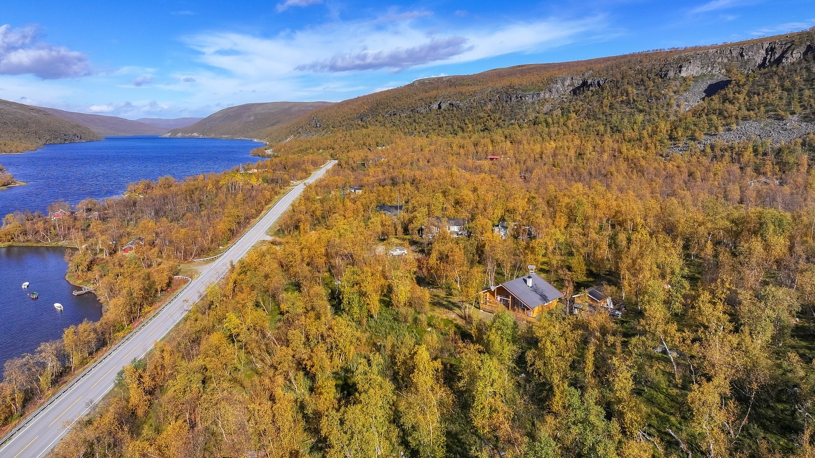Hytten er plassert i rolige omgivelser, nær vannet og med enkel tilgang til variert turterreng og scooterløyper. Galleribilde