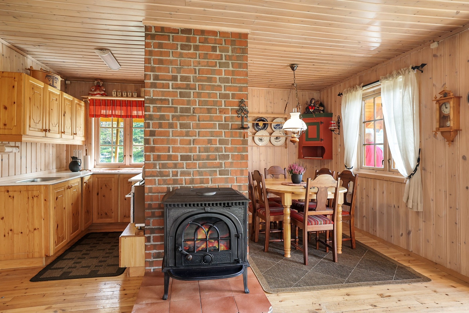 Den er utstyrt med vedovn som sikrer en behagelig oppvarming. Galleribilde