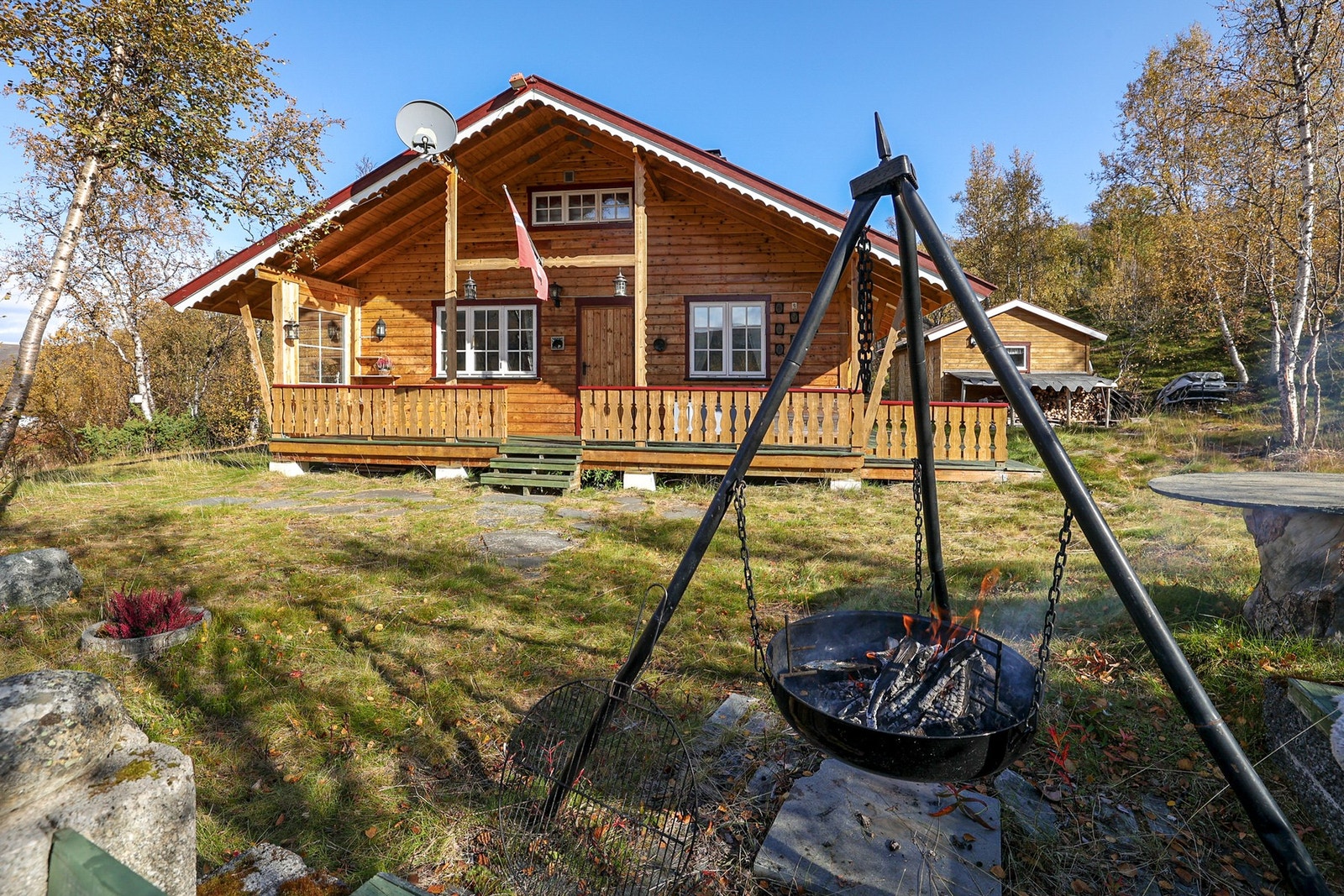 Området rundt hytten har gode solforhold. Galleribilde