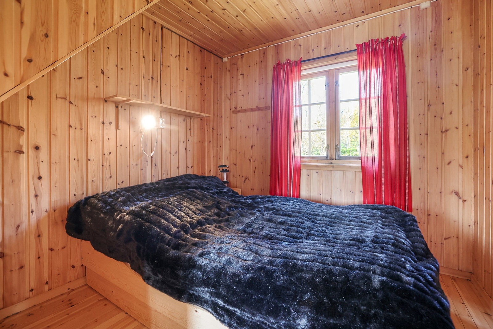 Hovedsoverommet har god plass til dobbeltseng med tilhørende nattbord. Galleribilde