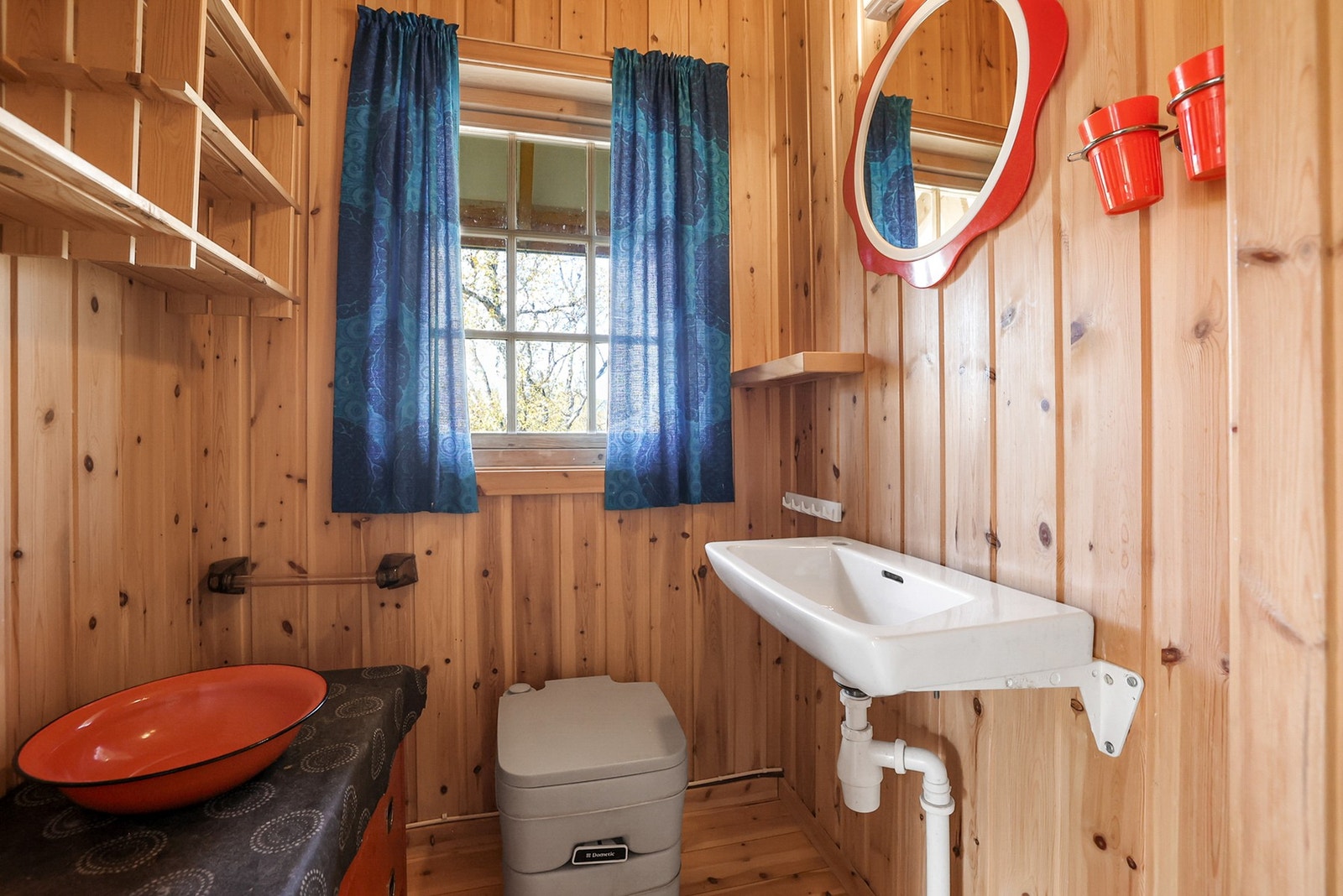 Toalettrom med vegghengt servant og toalett. Galleribilde