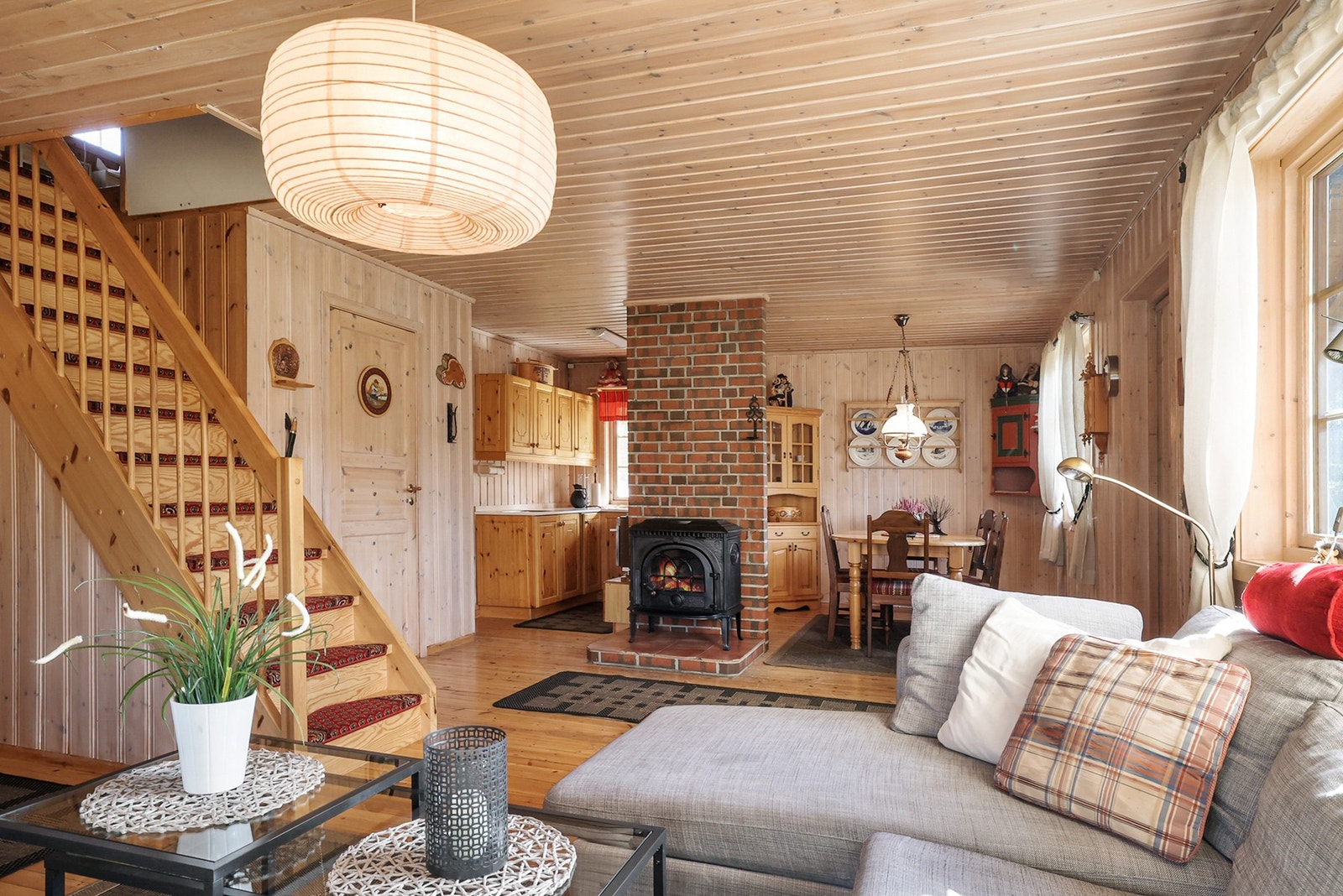 Det er utgang til terrasse fra stue. Galleribilde