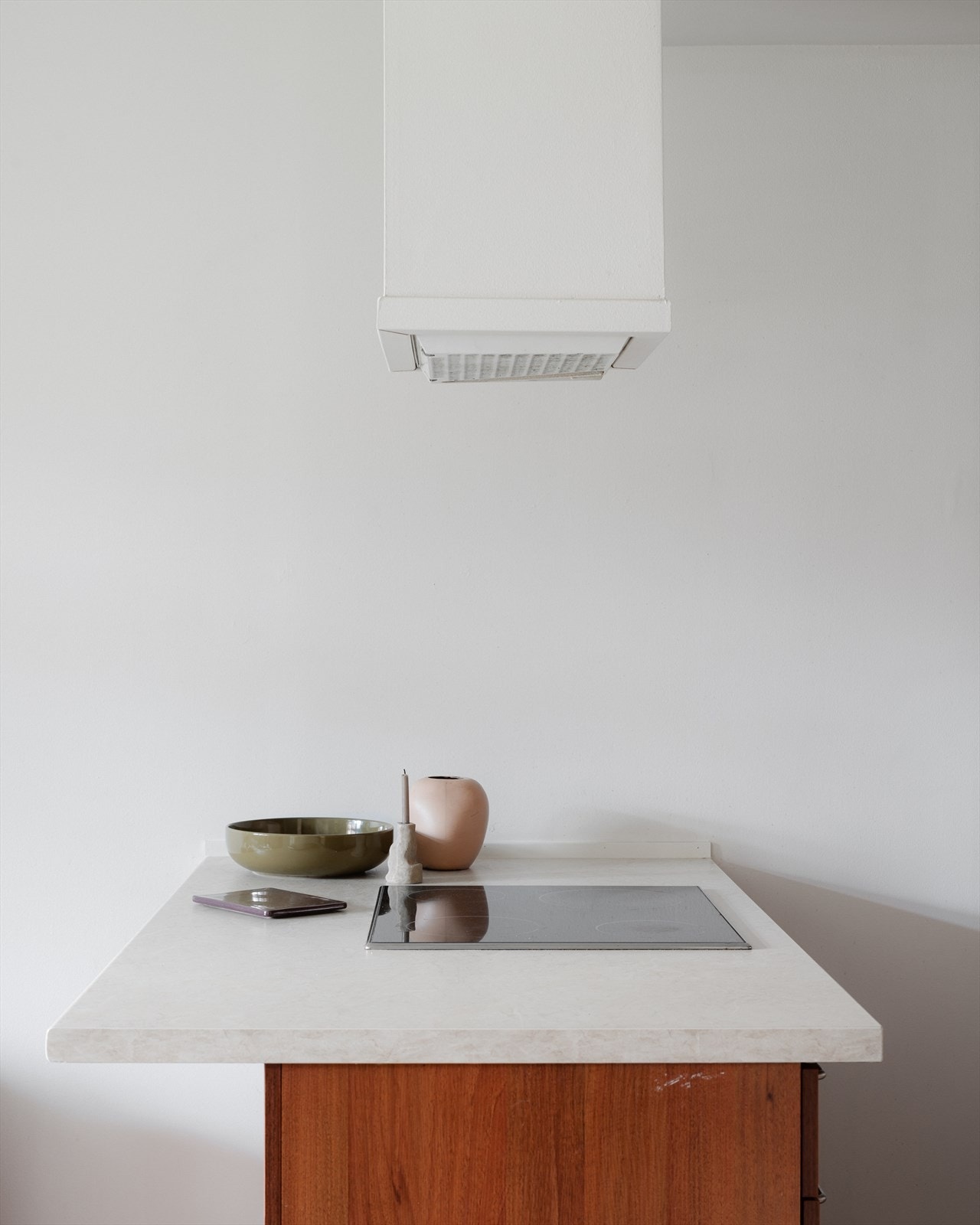 Åpen løsning mellom kjøkken og stue gir et sosialt allrom. Galleribilde