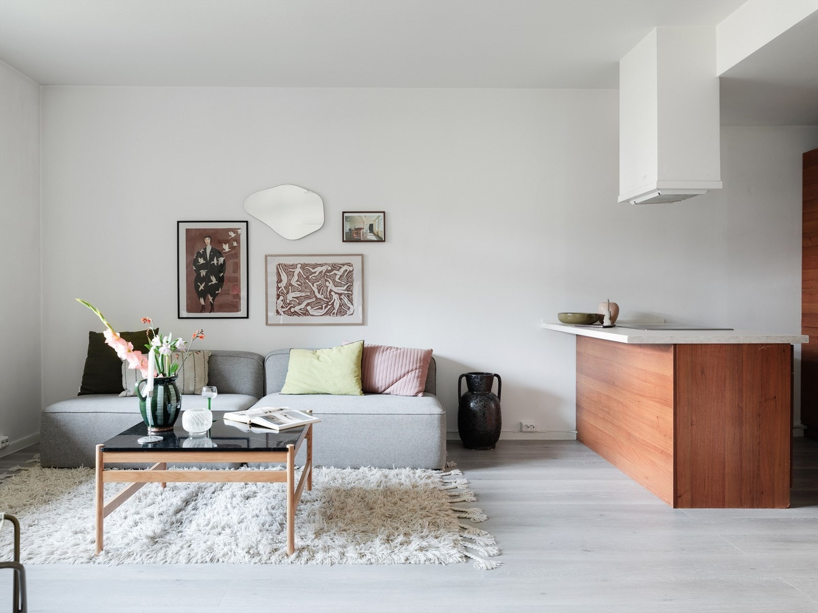 De store vindusflatene og den gode takhøyden sørger for mye naturlig lys gjennom hele dagen og en herlig romfølelse! Galleribilde