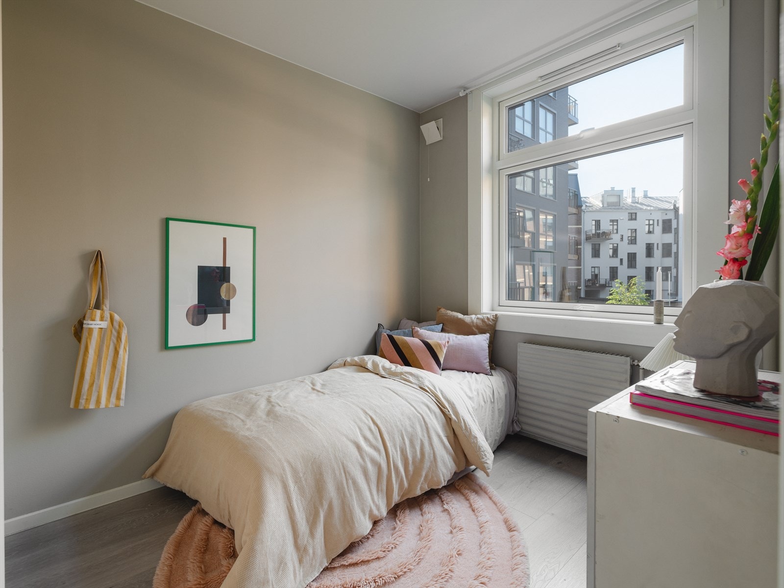 Her har du plass til seng, nattbord og oppbevaringsløsninger. Galleribilde