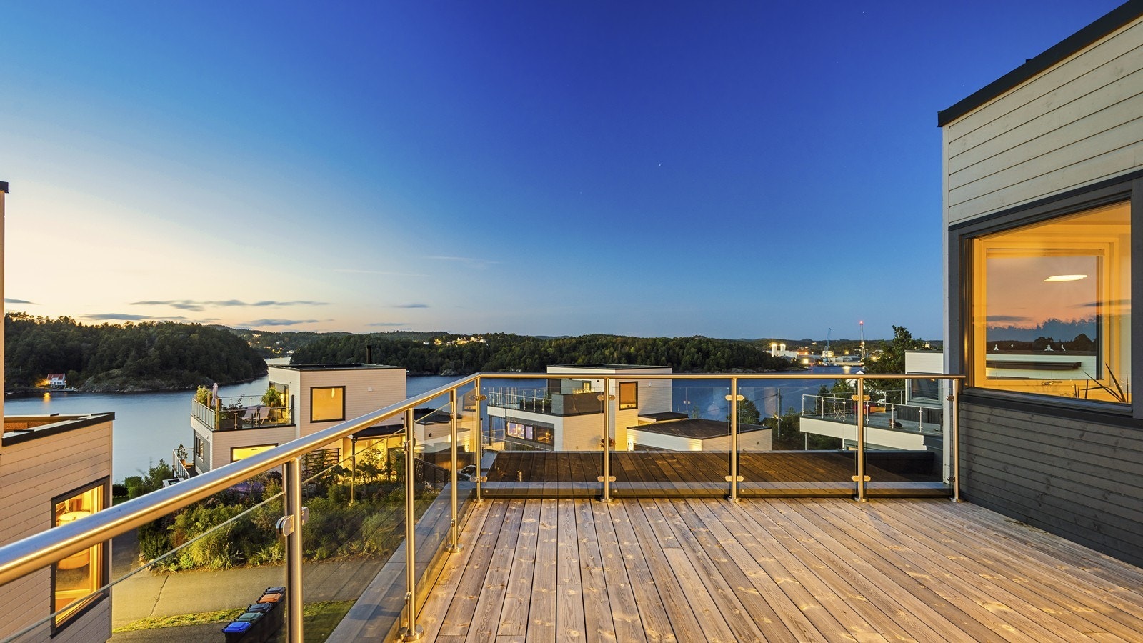 Boligen har flotte uteområder med sol ulike tidspunkter på dagen. Fra takterrassen er det nydelig utsikt over Tromøysund Galleribilde