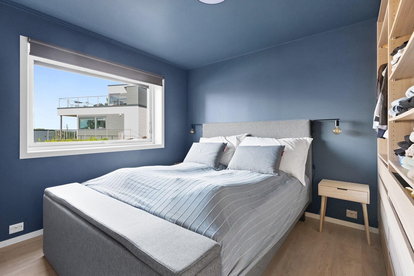 Fint soverom med god plass til dobbeltseng og møblement for oppbevaring Galleribilde