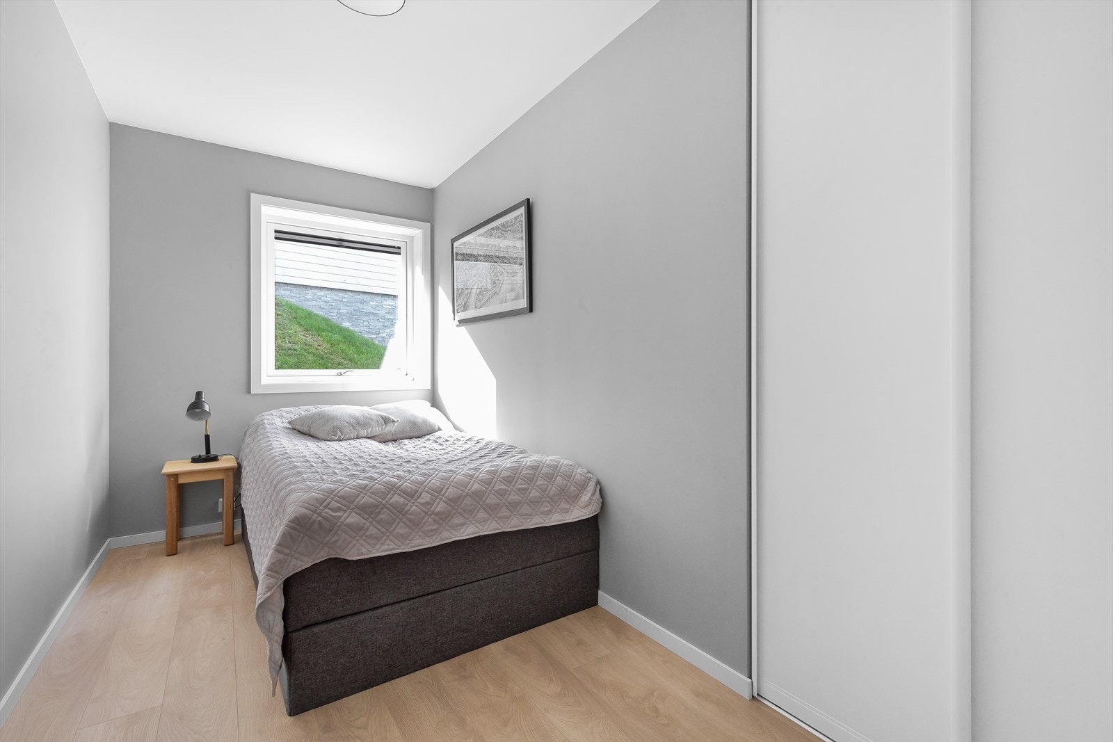 Fint soverom med praktisk skyvedørsgarderobe Galleribilde