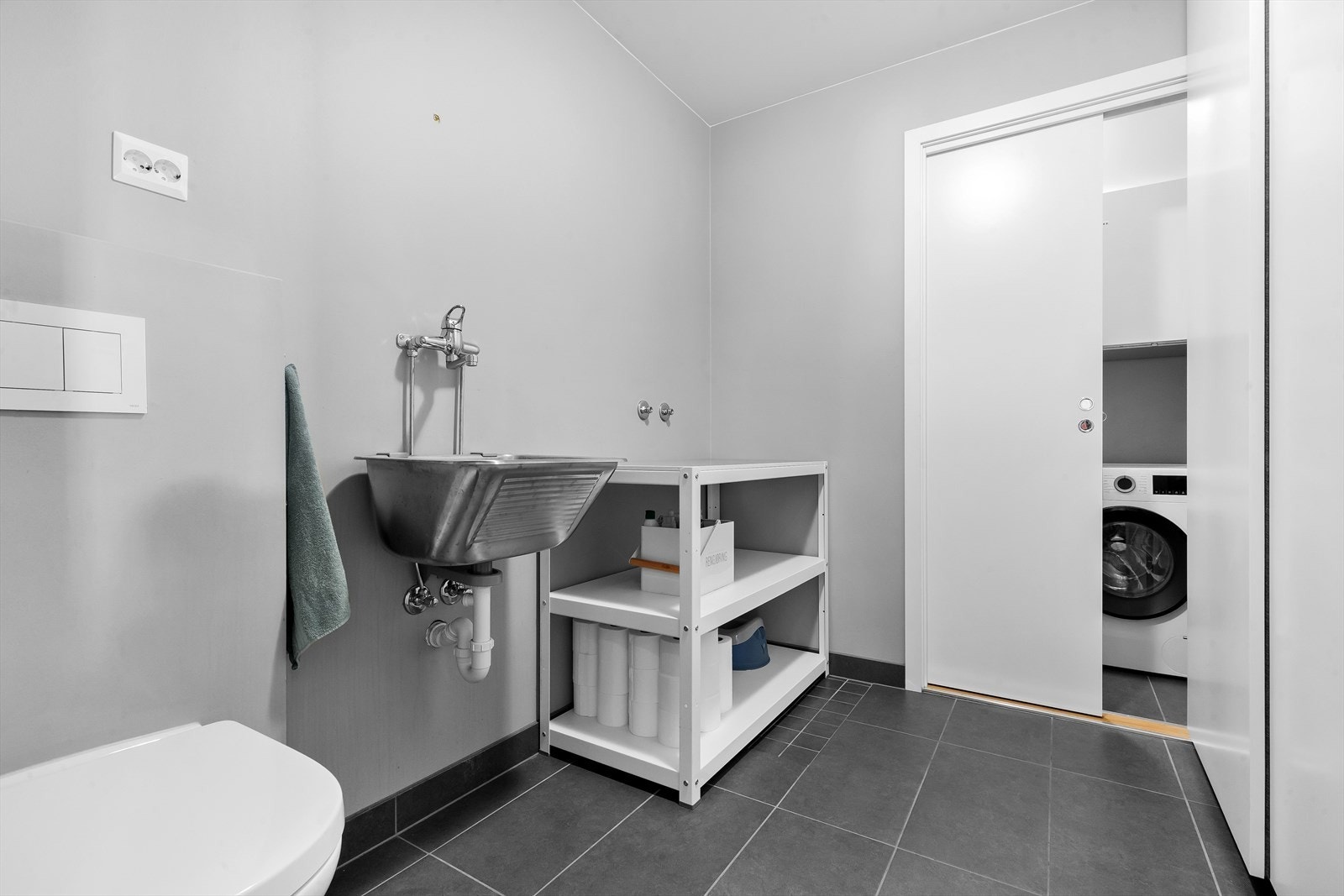 Praktisk vaskerom med toalett. Det er også klargjort for dusj i hjørnet Galleribilde